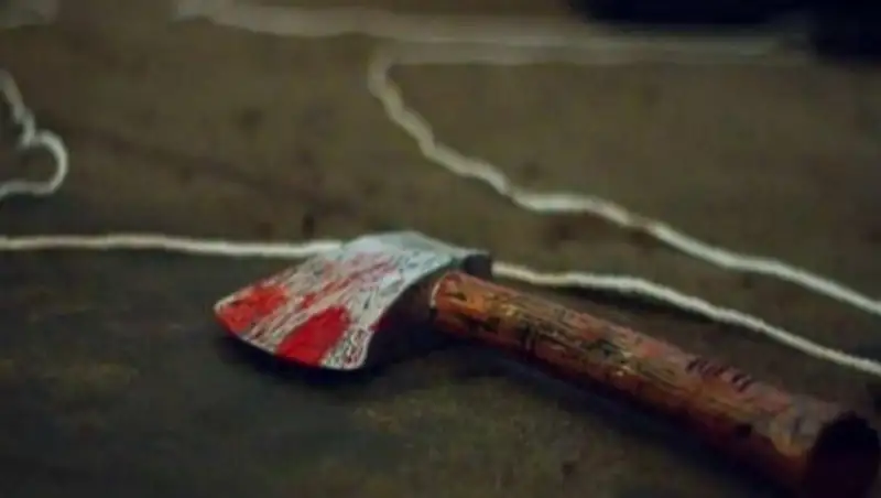 В Караганде спасатели обнаружили труп пожилой женщины с топором в голове