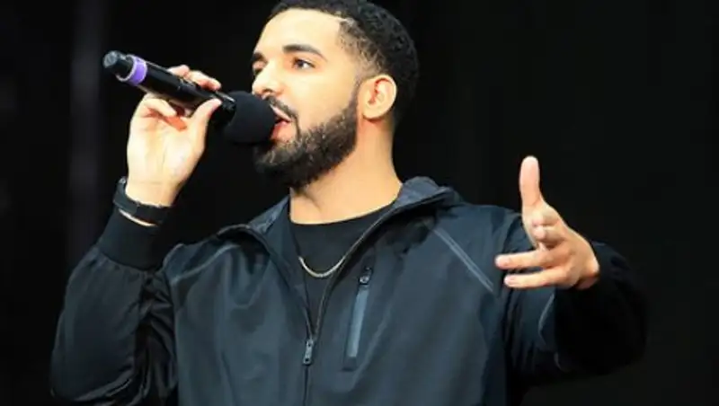 Рэпер Дрейк признал ребенка от порнозвезды