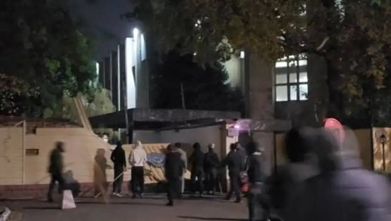 Беспорядки в Бишкеке. Митингующие прорвались в здание ГКНБ