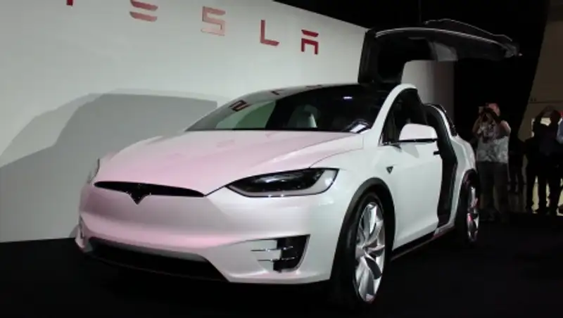 Tesla отзывает Model X