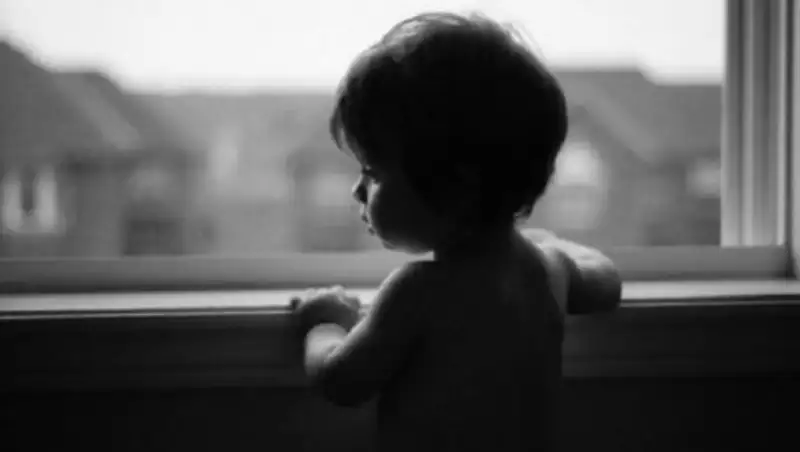 Из окна больницы Тараза выпал двухлетний ребенок