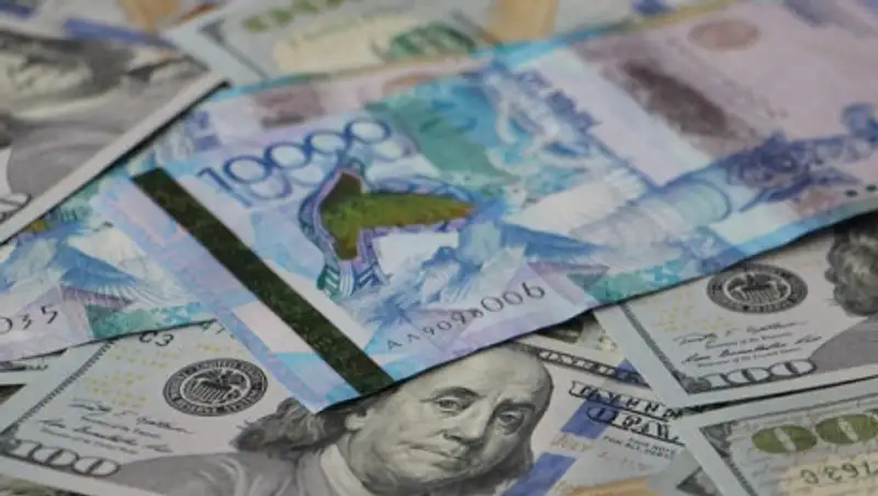 Курс доллара на торгах составил 393,5 тенге