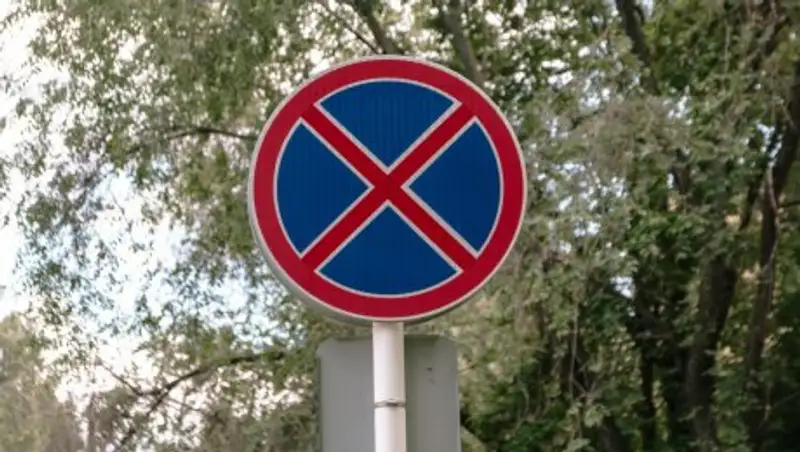 В КАП МВД прокомментировали рассылку о запрете парковать авто вдоль обочин