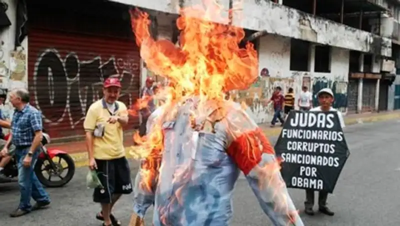 В Венесуэле сожгли чучело Обамы