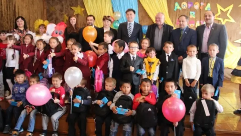 Аким Степногорска вручил портфели первоклассникам