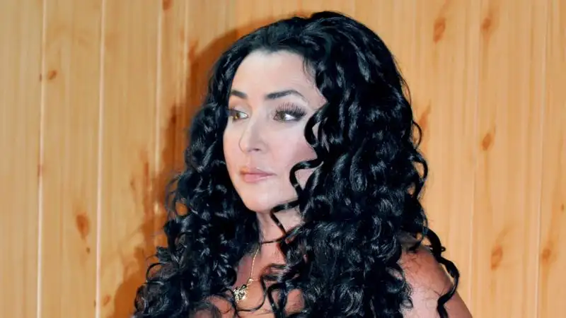 Певица Лолита озадачила поклонников в откровенном купальнике