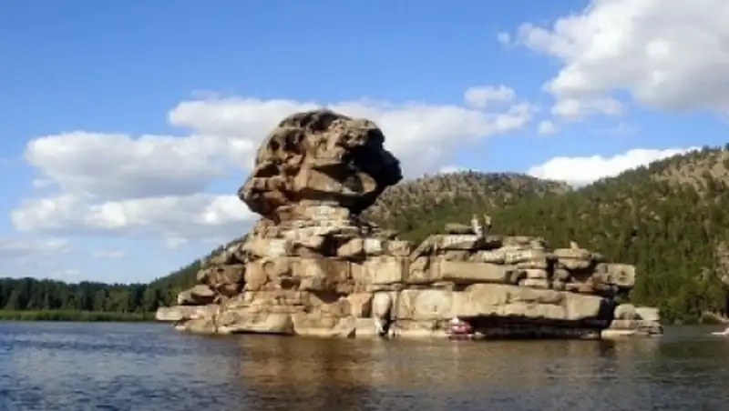 В Бурабае 19-летний турист разбился насмерть, упав со скалы