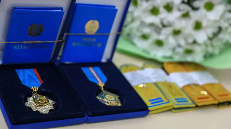 Министр обороны вручил государственные награды, фото - Новости Zakon.kz от 06.05.2023 22:01