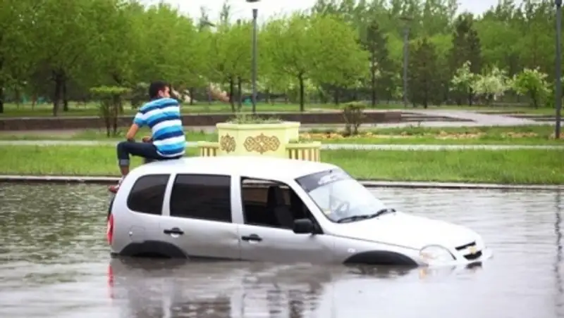 Пострадавшим от потопа в Астане автовладельцам предложили подать в суд на акимат