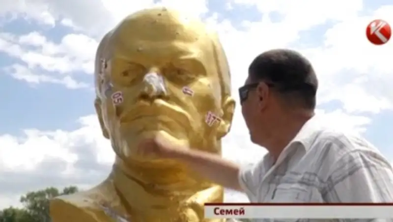 В Семее вандалы закидали камнями бюсты политических деятелей