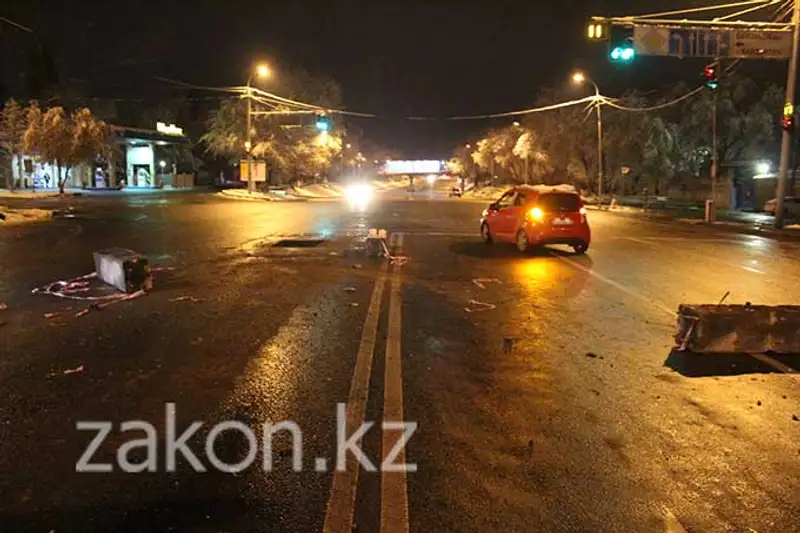 В Алматы Тойота «без водителя» врезалась в бетонное ограждение (фото) В Алматы Тойота «без водителя» врезалась в бетонное ограждение (фото), фото - Новости Zakon.kz от 21.11.2013 15:56