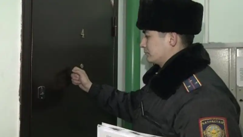 Очередной фейк: Казахстанцам запрещают открывать двери полицейским