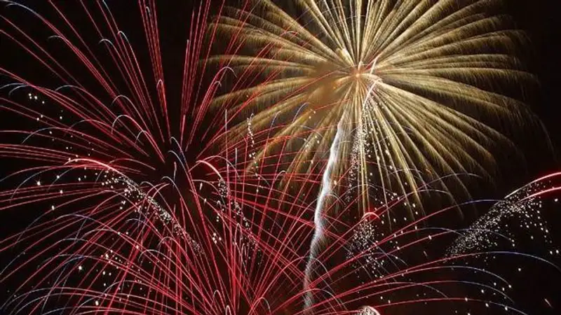 Жители Караганды отпраздновали укладку нового асфальта салютом