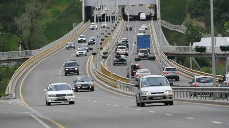 На пробки из-за платного терминала на трассе Конаев – Алматы жалуются водители