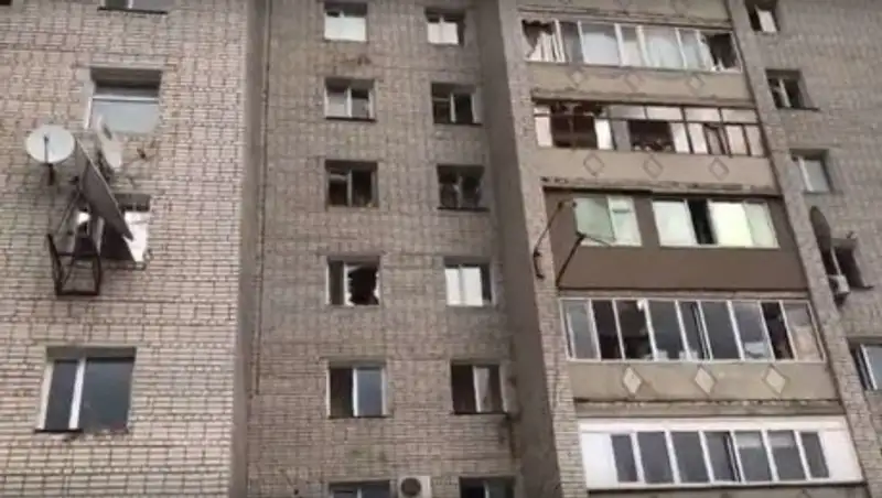 После взрыва многие семейчане живут с разбитыми окнами