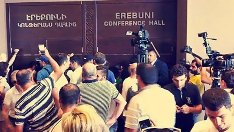 В Армении проходят протесты против освобождения экс-президента Кочаряна