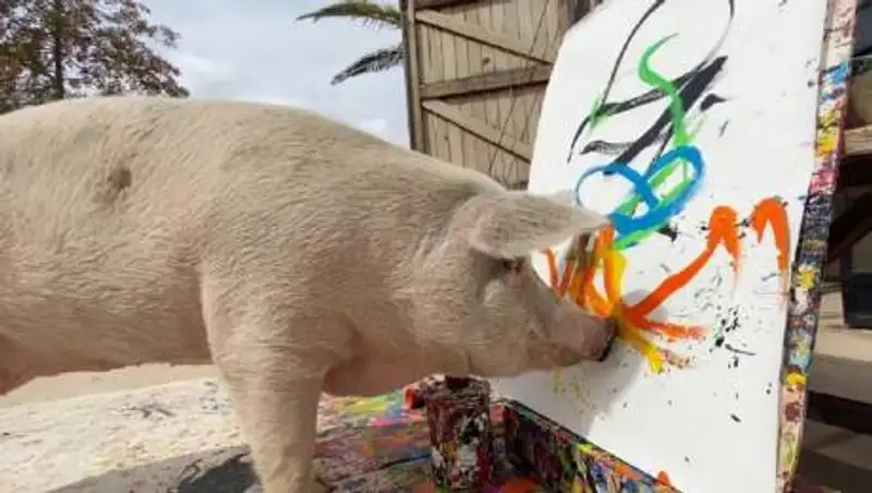 Портрет принца Гарри, нарисованный свиньей, продали почти за полтора миллиона тенге