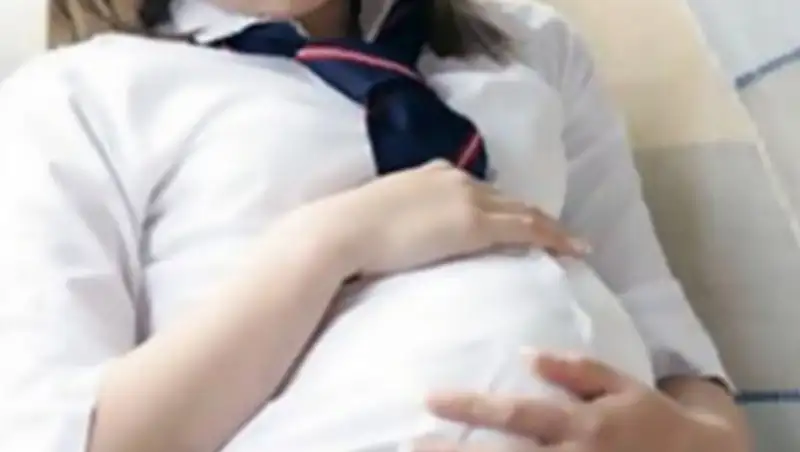 Зарубежное воспитание и отказ от нацтрадиций приводят к росту числа беременных школьниц 