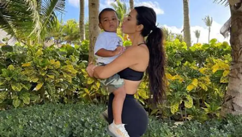 Ким Кардашьян заподозрили в удалении имплантов из бедер