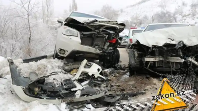 На горной дороге близ Алматы лоб в лоб столкнулись Subaru и Mercedes