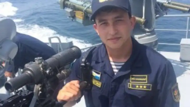 Офицер Военно-морских сил ликвидировал пожар в жилом доме