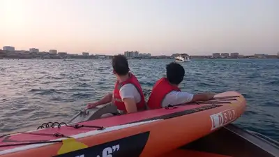 На Каспии двух серфингистов унесло в море