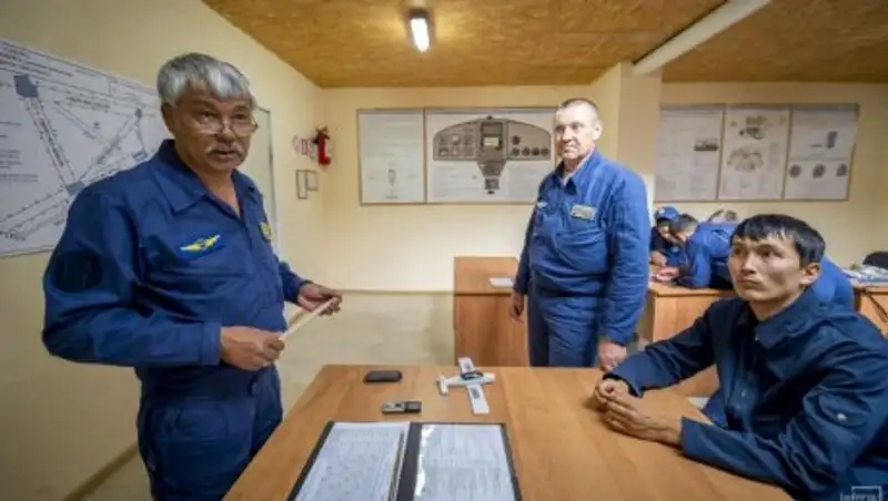 Курсанты фронтовой и военно-транспортной авиации проходят летную практику