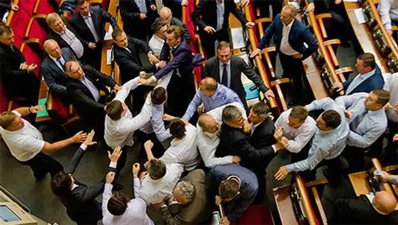 Киевские депутаты подрались из-за гимна