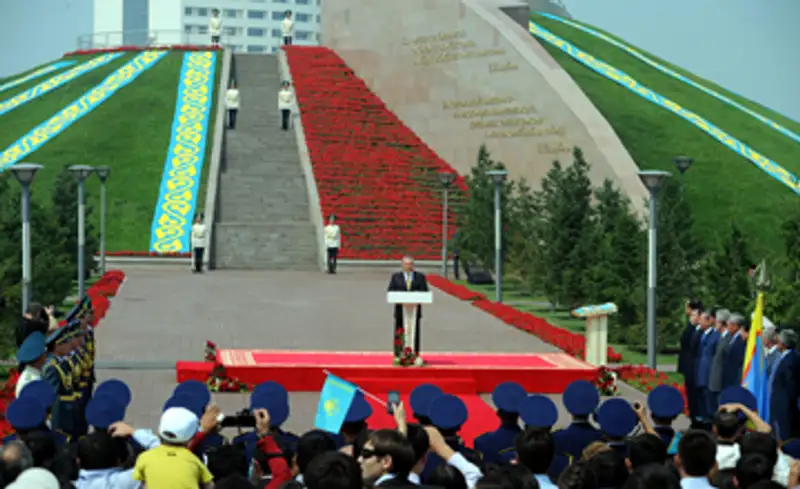 Президент РК подъемом Государственного флага дал официальный старт празднованию Дня столицы, фото - Новости Zakon.kz от 05.07.2012 18:27