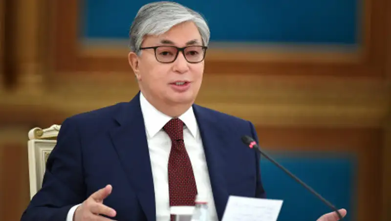 Токаев обеспокоен неравной зарплатой иностранных и казахстанских рабочих в Атырау