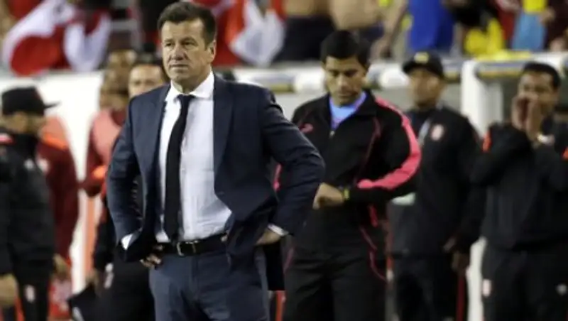 Главный тренер сборной Бразилии по футболу отправлен в отставку