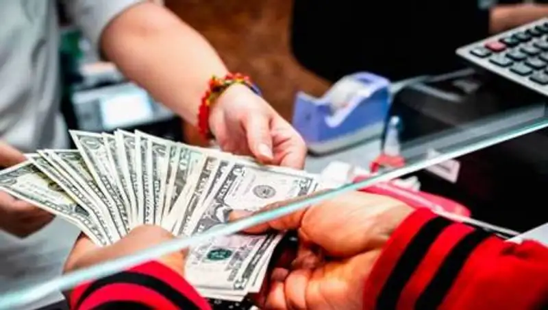 Кому из казахстанцев запретят владеть счетами за рубежом