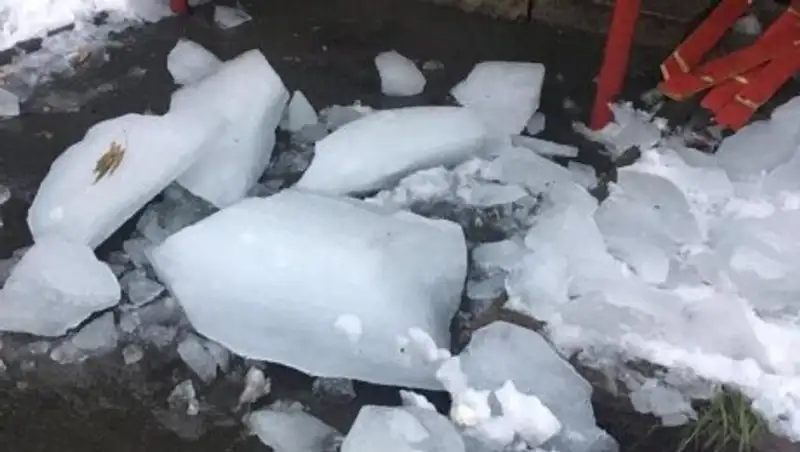 Глыба льда чуть не убила пожилую алматинку