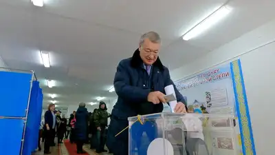 Аким ВКО проголосовал на выборах президента, фото - Новости Zakon.kz от 20.11.2022 14:01