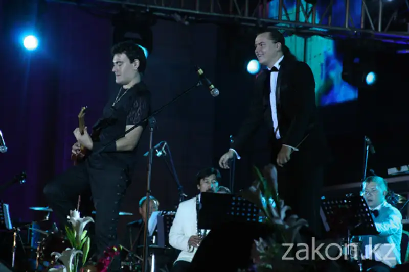 Парад оркестров в Алматы завершали классикой рока (фото) Парад оркестров в Алматы завершали классикой рока (фото), фото - Новости Zakon.kz от 10.09.2012 17:38