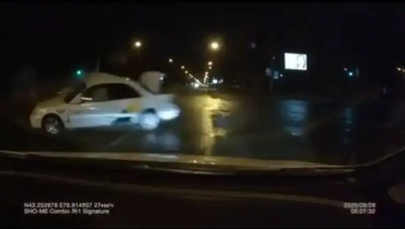Появилось видео жесткого ДТП с автомобилем каршеринга в Алматы