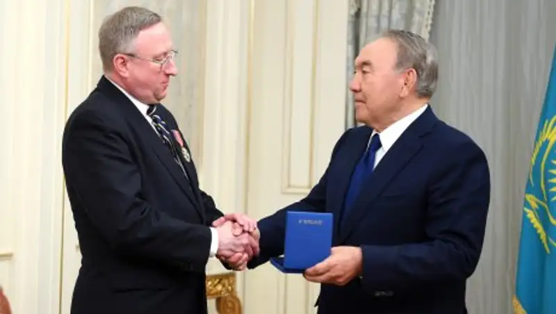 Назарбаев наградил посла США орденом "Достық"
