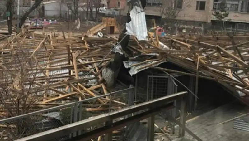 Молодого человека убило упавшей с многоэтажного дома крышей в Кокшетау