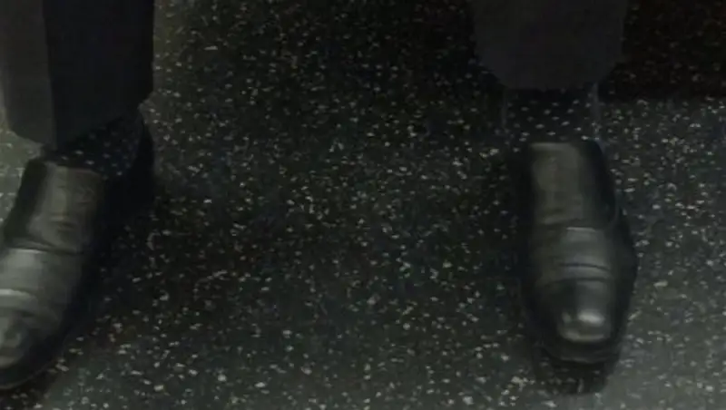 Новая загадка в Сети: мужчина с лодыжками-невидимками