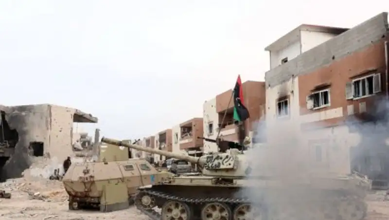 В столице Ливии идут бои с участием танков
