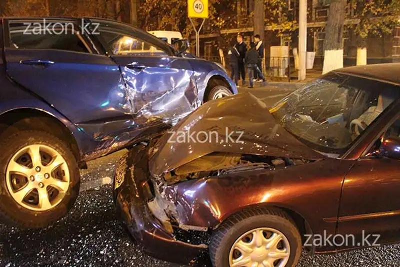 Водители столкнувшихся на перекрестке машин «оба ехали на зеленый», Алматы (фото) Водители столкнувшихся на перекрестке машин «оба ехали на зеленый», Алматы (фото), фото - Новости Zakon.kz от 28.10.2013 17:16