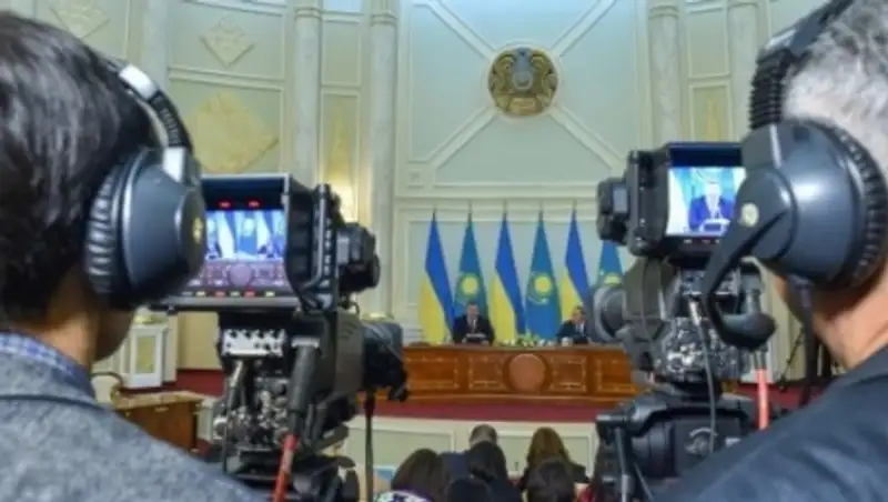 Лидеры Украины и Казахстана обменялись шутками на брифинге