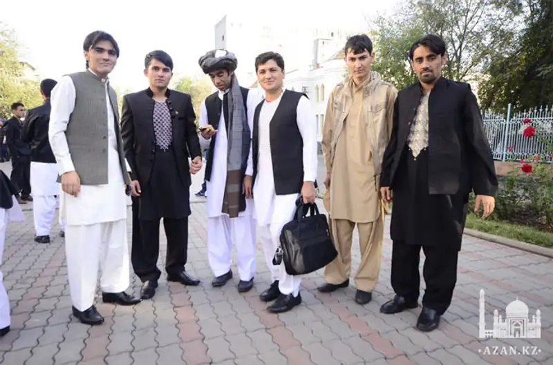 Курбан айт в Центральной мечети г. Алматы отпраздновало более 20 тысяч человек, фото - Новости Zakon.kz от 16.10.2013 22:40