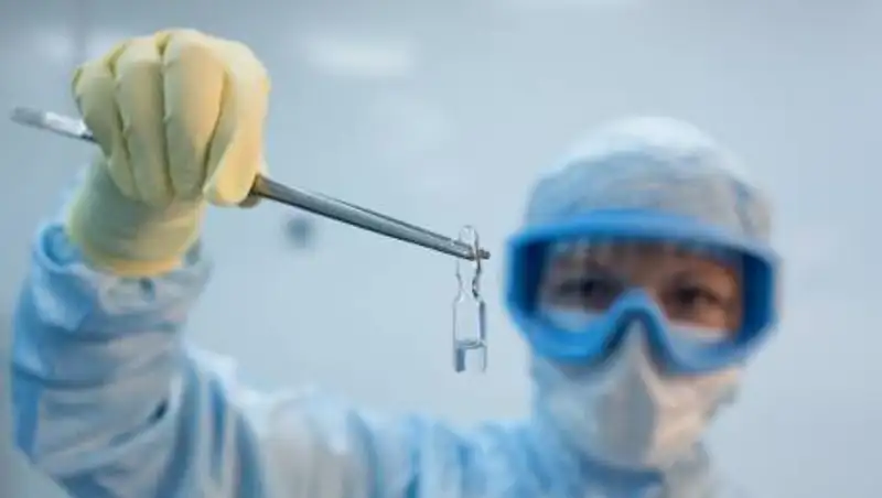 Вирусолог: Возможно, от COVID придется прививаться ежегодно