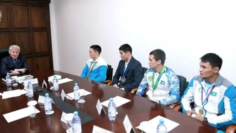 Актюбинским спортсменам подарили квартиру, машину и денежные премии