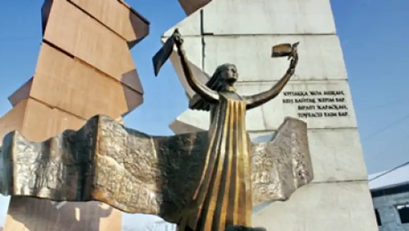 В Алматы возложили цветы к памятнику «Рассвет свободы»