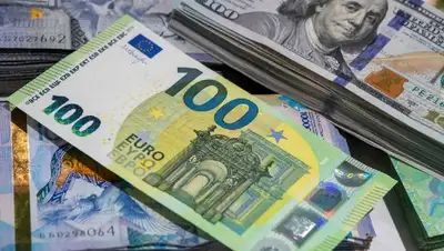курс евро к доллару, фото - Новости Zakon.kz от 12.07.2022 18:23
