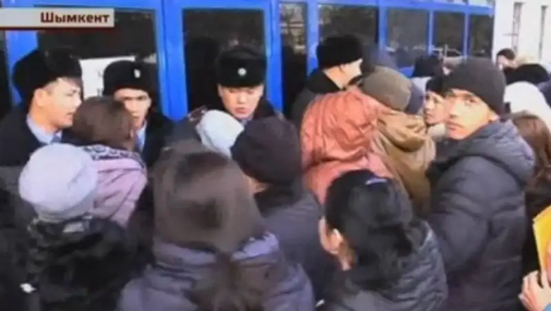 Претенденты на арендное жильё почти штурмом брали отдел ЖКХ в Шымкенте