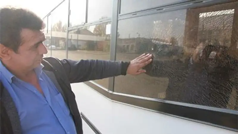 В Уральске хулиганы дважды обстреляли маршрутный автобус