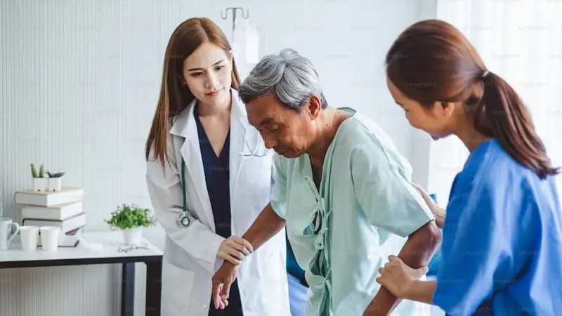 Коврик, кушетка, массажист: депутат раскритиковал реабилитационные центры в Казахстане